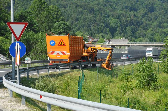 Po končani zimski sezoni, ko vremenske razmere omogočajo, DARS začenja izvajanje glavnine za varnost cestišč, potrebnih rednih obnovitvenih in vzdrževalnih del. | Foto: DARS/zajem zaslona