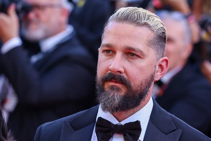 Shia LaBeouf | 37-letni igralec Shia LaBeouf, ki se redko pojavlja v javnosti, je bil na rdeči preprogi oblečen v črn smoking. | Foto Guliverimage