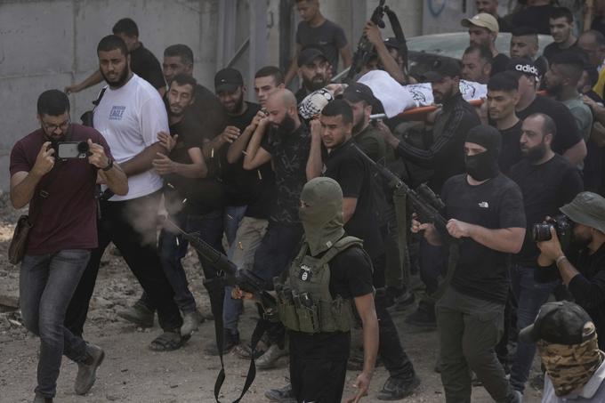 Četrtkovi prizori s pogreba Palestincev, ki so jih med nedavnim vojaškim posredovanjem na Zahodnem bregu ubili izraelski vojaki.  | Foto: Guliverimage