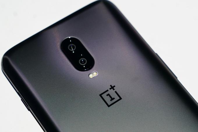 OnePlus velja za utemeljitelja zelo zmogljivega pametnega telefona za nizko ceno. Leta 2014 so kupcem ponudili svoj prvenec OnePlus One, ki je ponujal večino zmogljivosti od dva- do trikrat dražjih tekmecev. V zadnjih letih so ponudbo malce razvejali, a se tudi vse bolj pomikali proti zgornjim cenovnim razredom. OnePlusovi najzmogljivejši telefoni so cenovno tako zdaj že skoraj izenačeni s Samsungovimi ali Huaweievimi tekmeci. OnePlus je pred kratkim sicer presenetil, marsikoga tudi negativno, z napovedjo, da se bo dokončno združil z Oppom, ki je tudi sicer OnePlusov lastnik. Podjetji bosta zdaj telefone razvijali z roko v roko (na OnePlus so v preteklosti že leteli očitki, da izdaja "prebarvane" Oppove pametne telefone), a jih nameravata še vedno tržiti vsakega pod svojo znamko. | Foto: Reuters