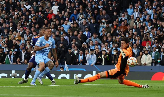 Gabriel Jesus je v enajsti minuti takole premagal vratarja Reala Thibauta Courtoisa. | Foto: Reuters