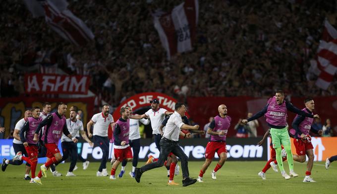 Veselje trenerja Vladana Milojevića in nogometašev Crvene zvezde, med katerimi je tudi Vanja Drkušić, po zlata vredni zmagi nad norveškim prvakom z 2:0.  | Foto: Reuters