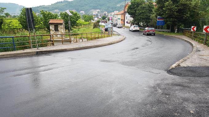 Včeraj popoldan je most čez Dragonjo dobil novo asfaltno podlago. | Foto: Gregor Pavšič