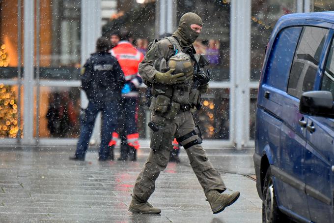 Policijski specialec pred nakupovalnim središčem Altmarkt-Galerie v Dresdnu. | Foto: AP / Guliverimage