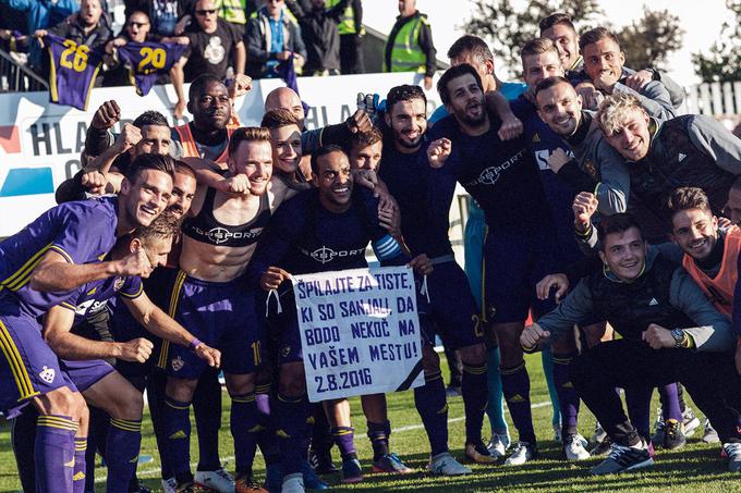 Mariborčani so zmago na Islandiji posvetili žrtvam prometne nesreče, v kateri so 2. avgusta 2016 življenje izgubili mladi nogometaši vijolic. | Foto: Twitter/NK Maribor