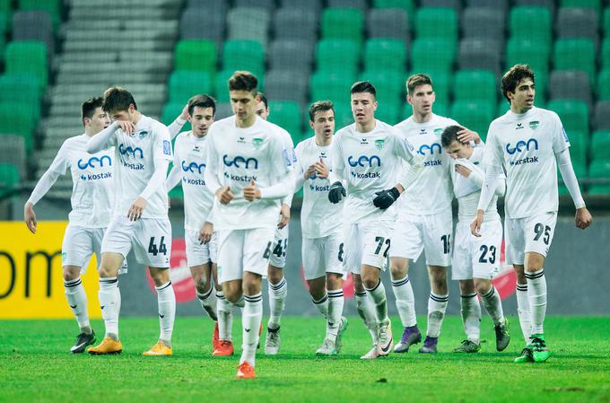 Veselje Krčanov po zadetku 21-letnega Srba Miljana Škrbića, ki je dosegel prvenec v 1. SNL. To je bil prvi remi Krškega proti Olimpiji, odkar igra v prvi ligi. | Foto: Vid Ponikvar