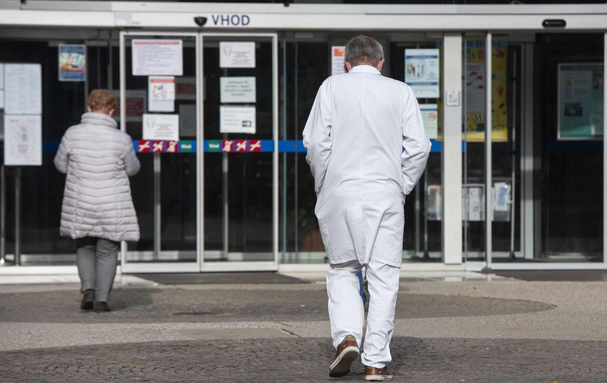 zdravniki pred UKC Ljubljana | Zdravstvene ustanove po državi se zaradi do zdaj najdaljše zdravniške stavke spopadajo z različnimi težavami – ponekod v večjem obsegu, drugje večjih težav nimajo. | Foto STA