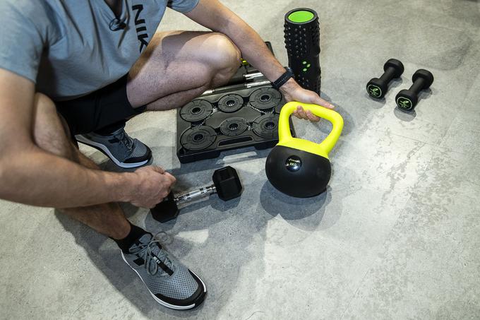 V zadnjih letih so vse bolj priljubljene kroglaste uteži ali tako imenovane uteži kettlebell, s katerimi izvajamo vaje za moč.  | Foto: Ana Kovač