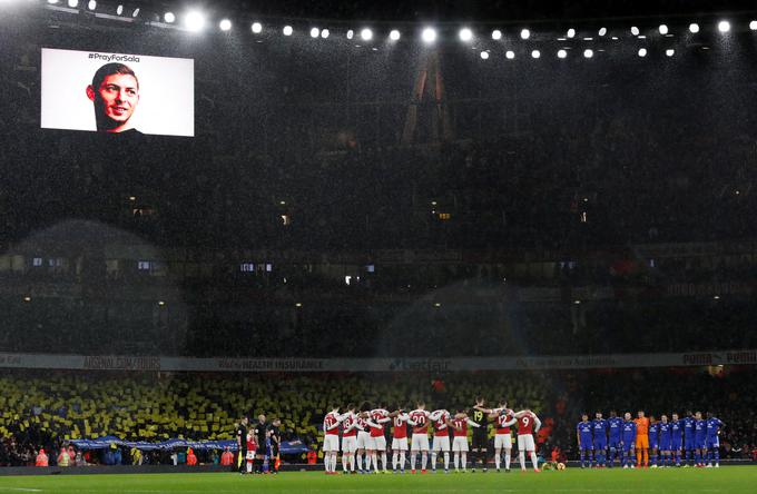 Spomin na Salo pred začetkom tekme med Arsenalom in Cardiff Cityjem ... | Foto: Reuters