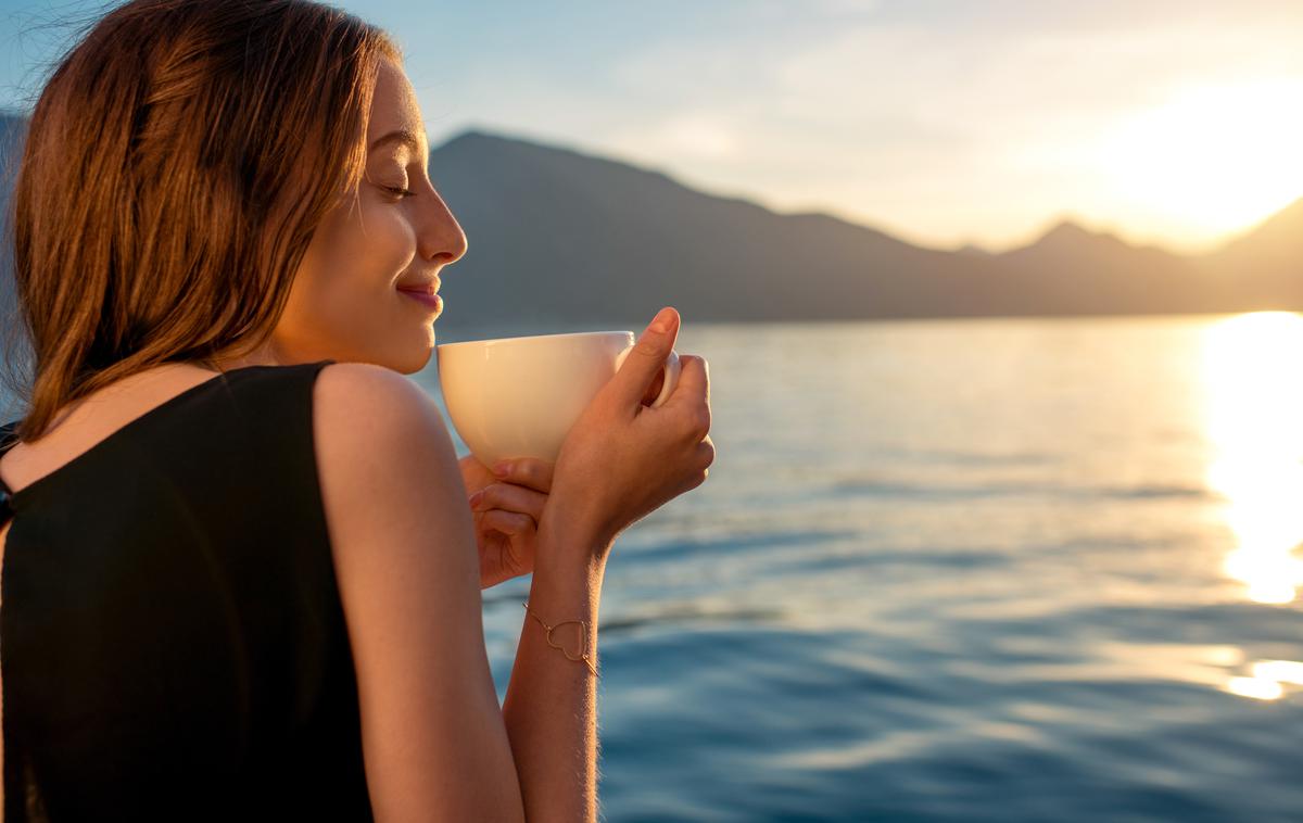 ženska, dekle, sončni vzhod, kava | Foto Shutterstock