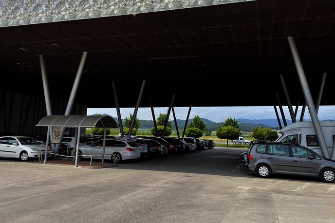 Garažna hiša | V obdobju poletnih neviht, ki lahko prinesejo tudi točo, vse več voznikov zatočišče za svoje avtomobile išče ob trgovskih centrih, ki imajo ali garažne hiše ali pa pokrita parkirna mesta. | Foto Matic Tomšič