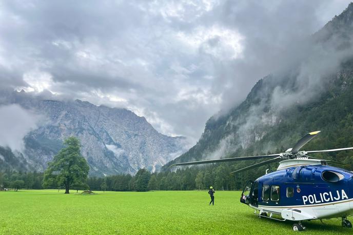 slovenska policija | V letošnji poletni sezoni je policijski helikopter v gore in na druge težko dostopne terene poletel že 78-krat, so poudarili na policiji. Največkrat na območje Julijskih Alp. "Opozarjamo na večjo previdnost in odgovornost, obvezno pa je treba upoštevati tudi vremensko napoved in se iz gora vrniti, še preden se razvijejo neurja," so pozvali na policiji.