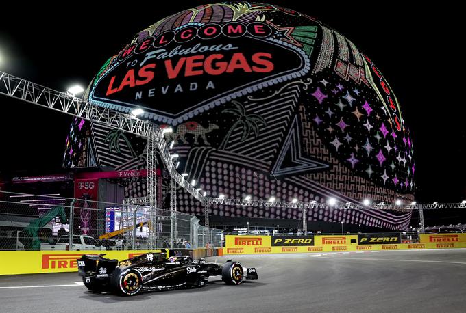 MSG Sphere, ki spreminja barve, in vegaško obarvani dirkalnik ekipe Alfa Romeo. | Foto: Reuters