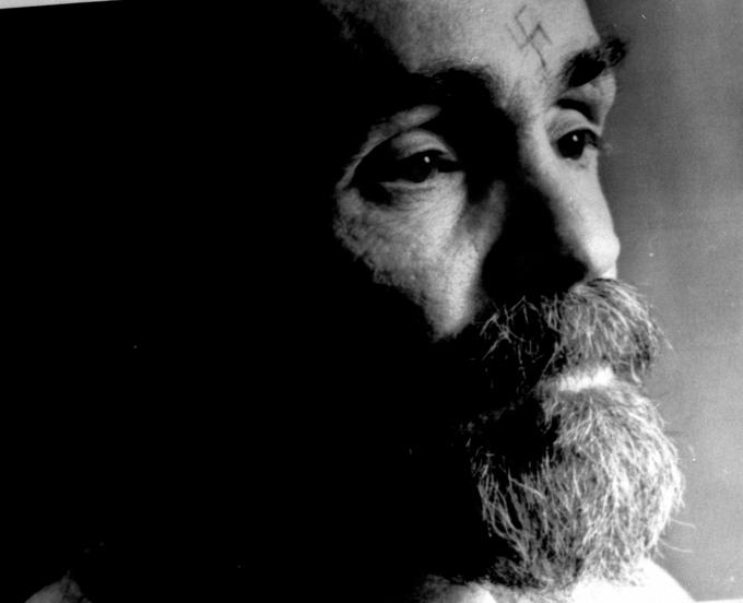 Charles Manson je v zaporu pri 83 letih umrl naravne smrti.  | Foto: Reuters