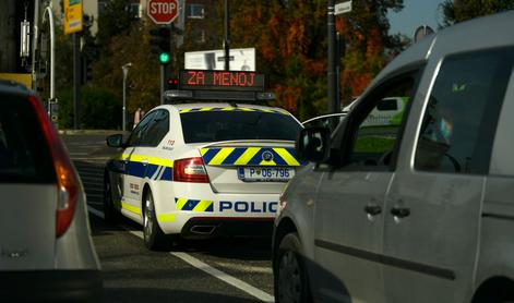 S tovornjakom v policijsko vozilo, policistka huje poškodovana