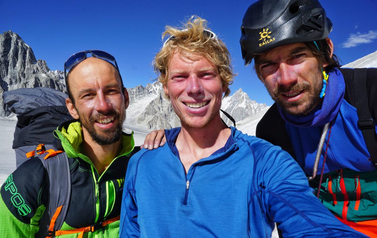 Luka Stražar, Tom Livingstone in Aleš Česen, prejemniki zlatega cepina za vzpon na Latok I | Luka Stražar, Tom Livingstone in Aleš Česen. prejemniki Zlatega cepina za vzpon na karakorumski sedemtisočak Latok I. | Foto Tom Livingstone