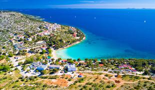 Slovenec na plaži na Murterju kopalcem grozil, da jih bo ubil