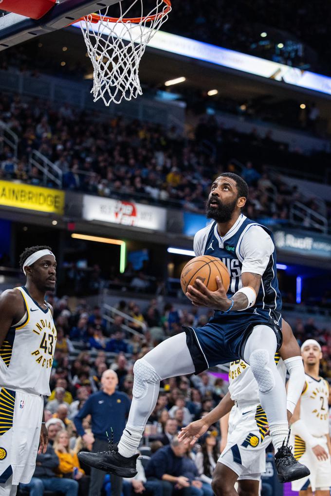 Kyrie Irving je Dallas na začetku zadnje četrtine približal na minus štiri, nato pa je sledil strm padec. | Foto: Reuters