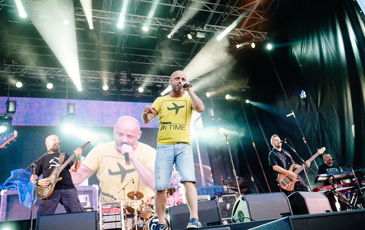 Skupina Hladno pivo | Zambijska policija je med drugim aretirala tudi kitarista hrvaške rock skupine Hladno pivo. | Foto Mediaspeed