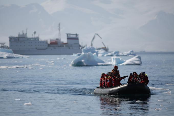 Med turisti s približno tretjinskim deležem prevladujejo Američani, 16 odstotkov turistov prihaja iz Kitajske in 11 odstotkov iz Avstralije. | Foto: Reuters