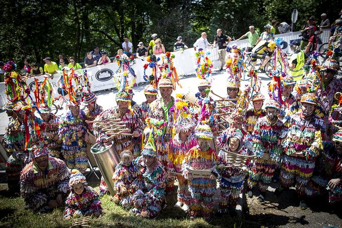 Pustarjeva tradicionalna oprava je obleka, sestavljena iz pisanih trakov. Na glavi ima visoko pokrivalo, okrašeno s tradicionalnimi papirnatimi rožami, okrog pasu ima pritrjene večje zvonce, v rokah pa lesene zložljive klešče, s katerimi lovi otroke in dekleta. Obraz ima namazan z ogljem ali črno kremo. Naloga pustarja je, da s kleščami in z zvonci odganja zimo in vse slabo v vasi. Včasih je nalogo pustarja smel opravljati le neporočen moški oziroma fant, danes pa to nalogo lahko opravlja vsak, ki zdrži rajanje od ranega sobotnega jutra do teme, je zapisano na spletni strani občine Nova Gorica.  | Foto: Ana Kovač