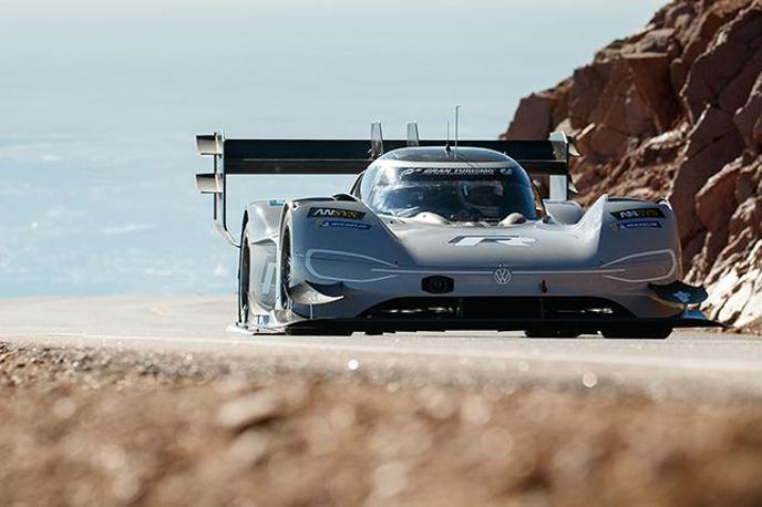 Volkswagen Pikes Peak | Z električnim športnim prototipom ID.R je Volkswagen postavil absolutni rekord na ameriški Pikes Peak, prav tako imajo v lasti tudi najhitrejši električni krog na nemški stezi Nordschleife. | Foto Volkswagen