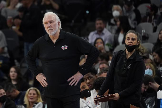 Gregg Popovich je eden od le petih trenerjev lige NBA v zgodovini, ki je osvojil pet naslovov prvaka. V hišo slavnih bo sprejeta tudi njegova pomočnica Becky Hammon. | Foto: Reuters