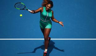 Serena Williams osupnila z zelenim pajacem in mrežastimi najlonkami #foto #video