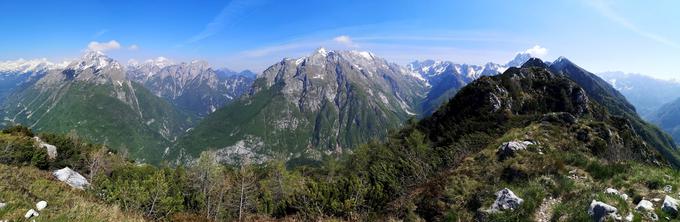 Razgledi s Svinjaka so neverjetni, da boste želeli na vrhu posedati kar lep čas. | Foto: Matej Podgoršek