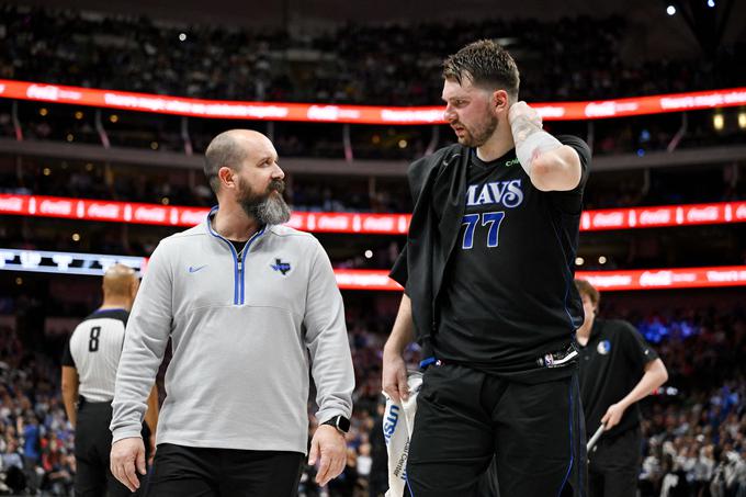 Luka Dončić je zapuščal parket z bolečino v vratu. | Foto: Reuters