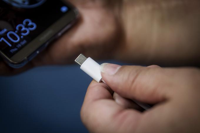 Standard USB-C (na fotografiji) je postal že povsem običajen, a se je pri telefonu Mate 10 Plus Huawei prvič odločil za opustitev starega dobrega 3,5-milimetrskega priključka za slušalke. | Foto: Ana Kovač