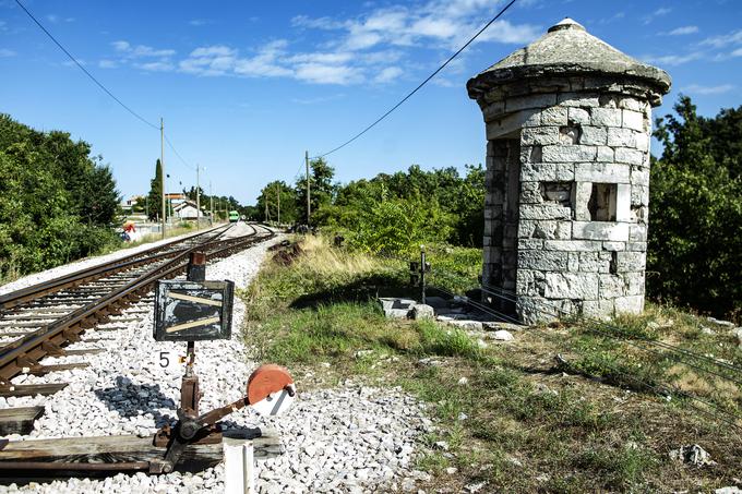 Tudi na hrvaški strani je več primerov kretniških čuvajnic oziroma kažunov − ta je na južnem vhodu postaje Sveti Petar u šumi. | Foto: Ana Kovač