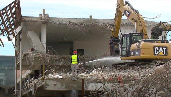 Industrijska cona Stegne, ki jo marsikdo upravičeno opisuje kot zanemarjeno, nefunkcionalno in infrastrukturno neustrezno, bi s prihodom svetovnega tehnološkega velikana lahko hitro doživela prepotrebno "stilsko" preobrazbo. Pripravljalna dela že potekajo. | Foto: Marko Rabuza