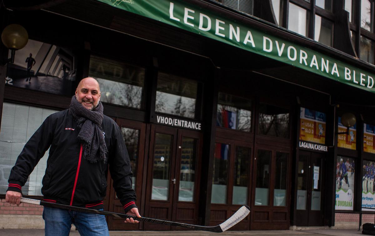 Toni Tišlar | Toni Tišlar, ki je igralska poglavja polnil tako v dresu Jesenic kot Olimpije ter v jugoslovanski in slovenski reprezentanci, danes znanje prenaša na člansko ekipo Bleda. Petkrat je bil državni prvak (večinoma z Jesenicami, enkrat z Olimpijo), igral je tudi za Bled, Kranjsko Goro in Feltre. Reprezentančni dres je nosil tako v času Jugoslavije, glavnino tekem pa odigral za Slovenijo. | Foto Grega Valančič/Sportida