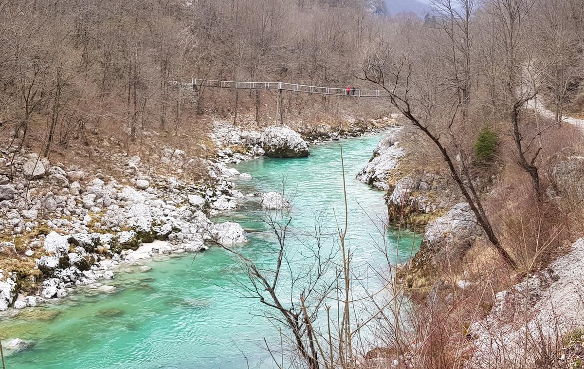 Soča | Kajakašico je močan rečni tok potegnil pod vodo. Iz kajaka ji je uspelo izplavati, nato pa jo je narasla reka odnesla naprej. | Foto PU Nova Gorica