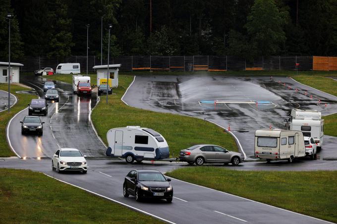 Policija odsvetuje prenočitve na velikih avtocestnih postajališčih in poudarja, da je pred odhodom na počitnice z avtodomi treba načrtovati postanke, predvsem nočitve. Svetuje uporabo namenskih postajališč za avtodome, pri postankih drugod pa splošno previdnost. | Foto: STA