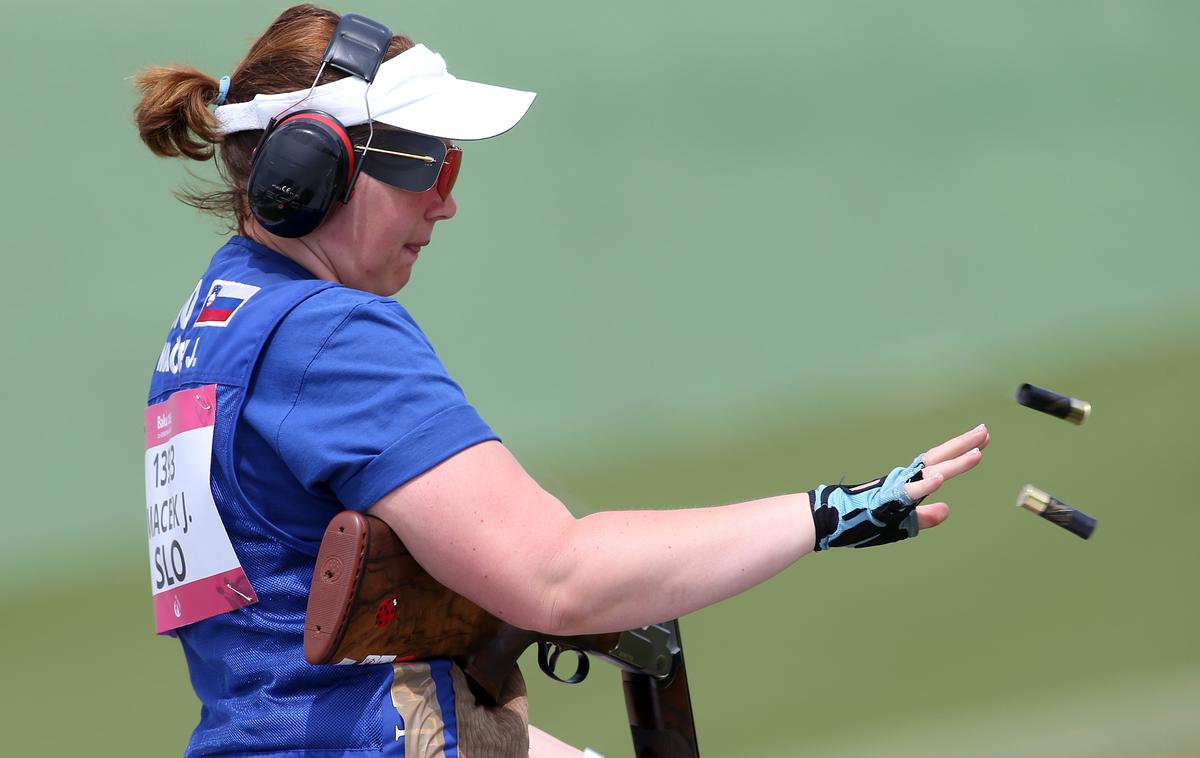 Jasmina Maček | Jasmina Maček je v treh serijah zadela 66 glinastih golobov. | Foto www.alesfevzer.com