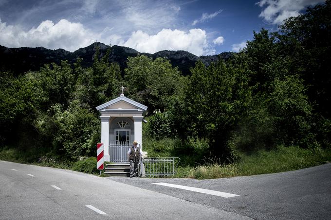 Bavčar nam je za fotografiranje predlagal njemu drago kapelico sredi Lokavca, na katero ga vežejo otroški spomini. | Foto: Ana Kovač