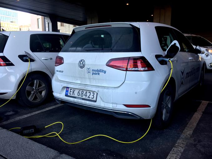 Volkswagen je dobro izkoristil potencial e-golfa (in njegovo zelo ugodno ceno) pred prihodom novega modela ID.3. | Foto: Reuters