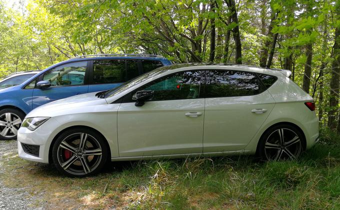 Seat leon cupra ima sicer že tudi 300 "konjev", a ostaja med primerljivimi avtomobili ena vsakdanje najbolj uporabnih cestnih "dvoživk". Avto je lahko povsem miren, šele v športnem načinu vožnje pa postane zares divji in poskočen. | Foto: Gregor Pavšič