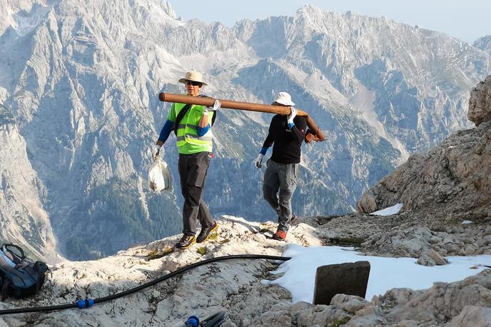 Triglavski ledenik | Na območju Triglavskih podov so prostovoljci, alpinisti in gorski reševalci danes v okviru vseslovenske akcije Očistimo naše gore pobrali kar 380 kilogramov smeti. Zbrane odpadke je v dolino odpeljal helikopter Slovenske vojske. | Foto Facebook