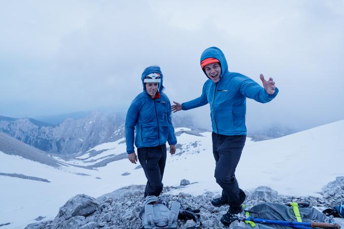 Orkanski sunki vetra v očeh Nejca in Matevža v bližini koče Planika. | Foto: Arhiv FreeApproved/Anže Čokl