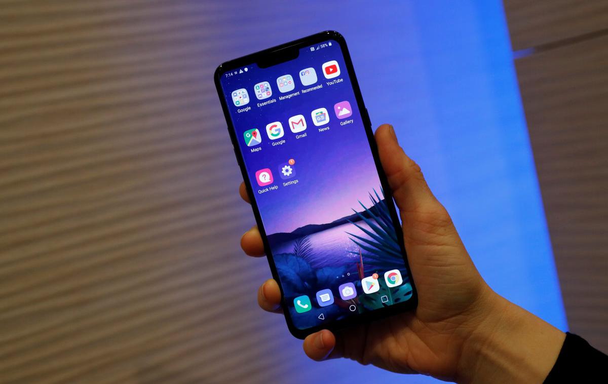 LG G8 | Za pametne telefone znamke LG, ki smo jih v zadnjih letih preizkusili na Digisvetu na Siol.net, smo skoraj brez izjeme trdili, da gre za dobro uravnotežene naprave, s katerimi bo verjetno zadovoljen tako rekoč vsak kupec, a da so hkrati tudi razmeroma dolgočasni, saj nimajo nobene zares izstopajoče prvine, ki bi jih postavljala nad konkurenco. Je to botrovalo padanju LG-jevega tržnega deleža?  | Foto Reuters