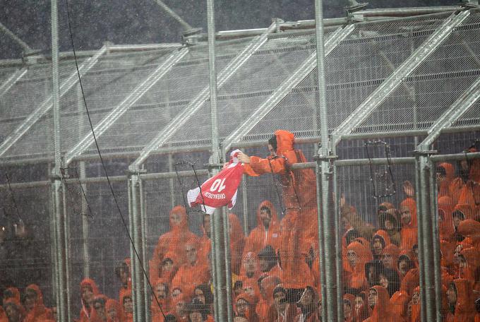 Navijači Hajduka so provokativno izpostavili tudi dres Crvene zvezde in z njim ciljali na zamere, stare skoraj tri desetletja, ko sta se leta 1987 v Beogradu v finalu nekdanjega jugoslovanskega pokala pomerila Hajduk in Rijeka. Splitčani so zmagali po izvajanju kazenskih strelov, navijači Rijeke pa so se na štadionu Partizana družili s privrženci Crvene zvezde. Takrat je bil junak tekme vratar Hajduka Zoran Varvodić Rambo, zdajšnji trener vratarjev in Pušnikov sodelovalec, ki je del kariere preživel tudi med vratnicama Olimpije. | Foto: Vid Ponikvar