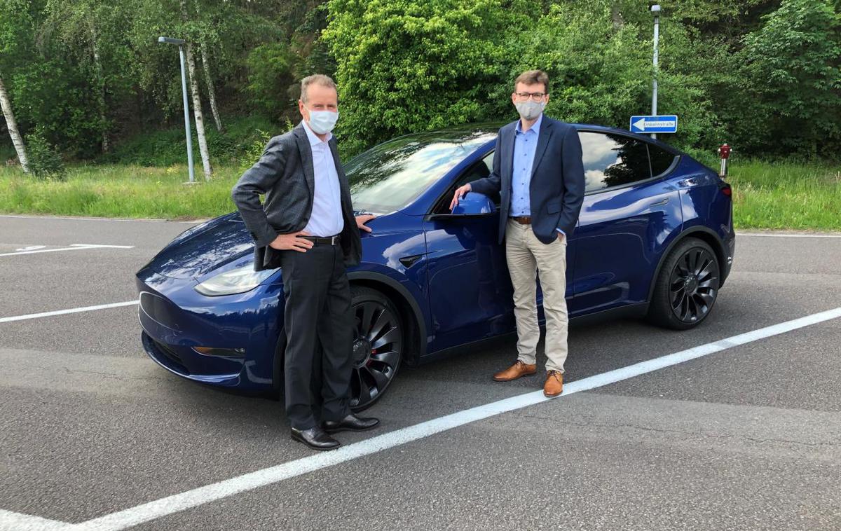 Herbert Diess Tesla | Herbert Diess si je temeljito ogledal tudi že novo teslo model Y.