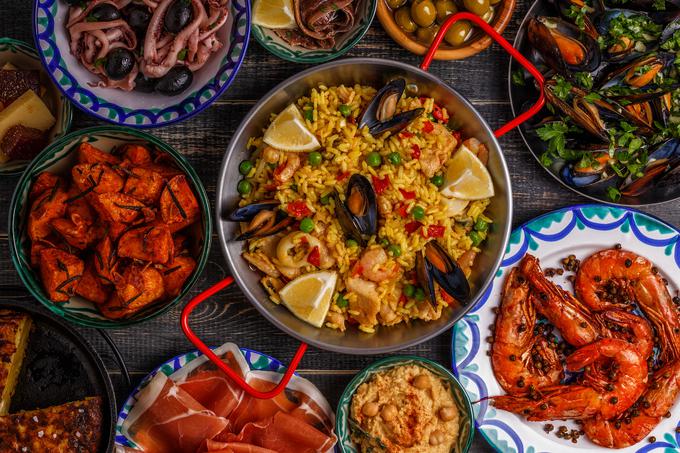 Če se boste odločili za špansko večerjo s prijatelji, bo paella nedvomno kraljica večera. | Foto: Getty Images