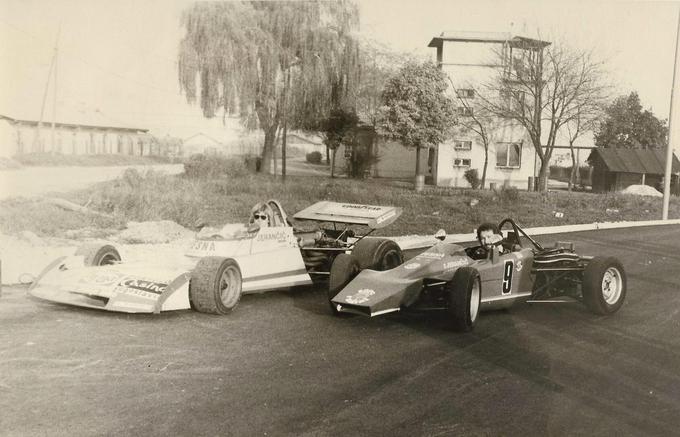 Dve formuli 3 na Letališki cesti v Ljubljani, tik pred ostanki nekdanjega letališkega kontrolnega stolpa. V levi formuli 2 Franci Jerančič, v desni formuli Ford pa Dušan Djaniš, nekdanji dirkač in poznejši športni funkcionar. | Foto: osebni arhiv Franci Jerančič