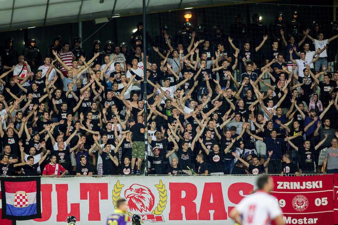 V Ljudskem vrtu jih je spremljalo veliko navijačev s hrvaškimi državnimi simboli. | Foto: Vid Ponikvar