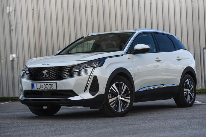 Peugeot 3008 hybrid 225 | Večjih razlik med izključno bencinskim ali dizelsko gnanim 3008 ni. Dodatna polnilna vrata v največji meri izdajo, da gre za priključni hibrid. | Foto Gašper Pirman