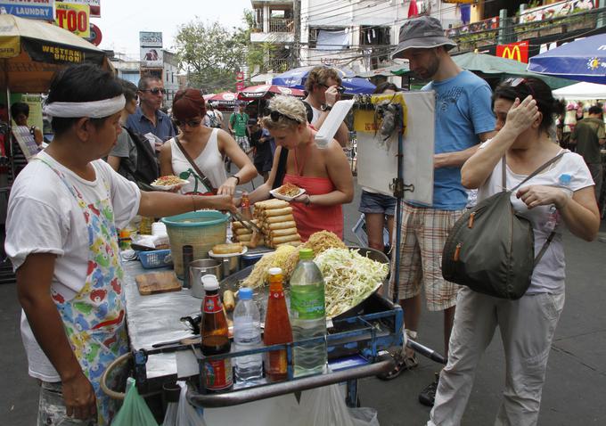 Kmalu naj bi prodajalce pregnali s Khao San Road, osrednje turistične oziroma popotniške ulice ... | Foto: Reuters